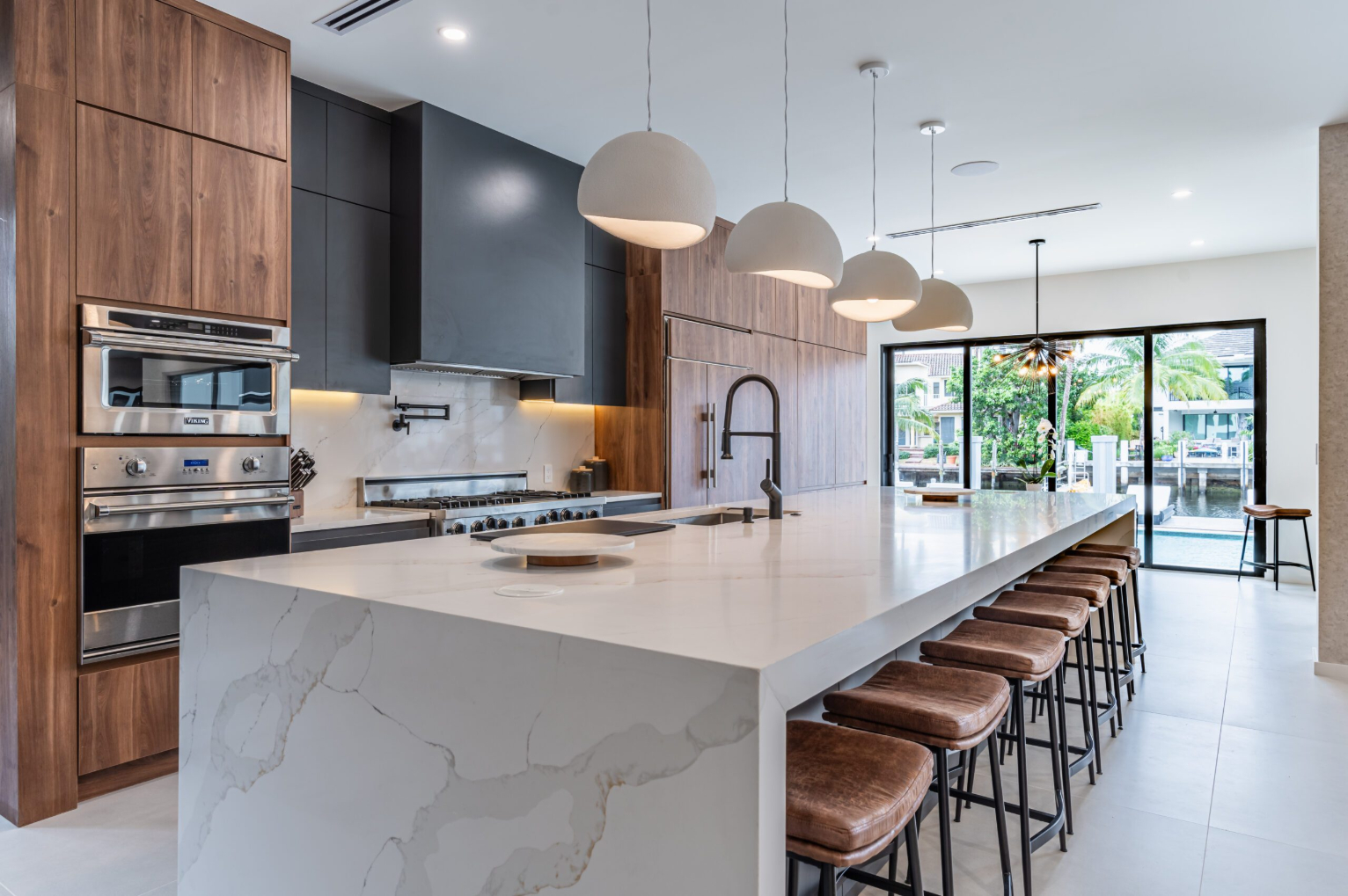 La tendance du "Waterfall Edge", quand le granit coule jusqu'au sol