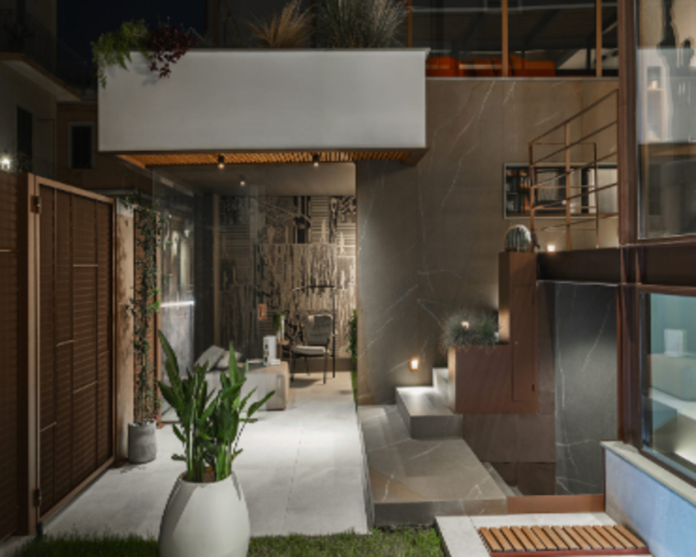 Revêtements muraux et sol dans un bureau en Laminam Pietra Piasentina Taupe